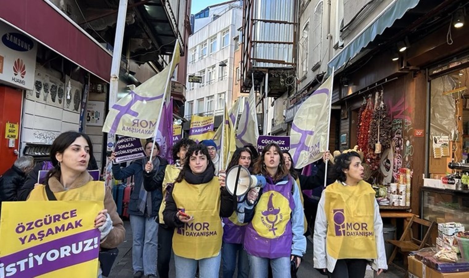 Mor Dayanışma’dan ’25 Kasım’ eylemi: ‘İstanbul Sözleşmesi’nden çıkılmasaydı birçok kadın aramızda olacaktı’