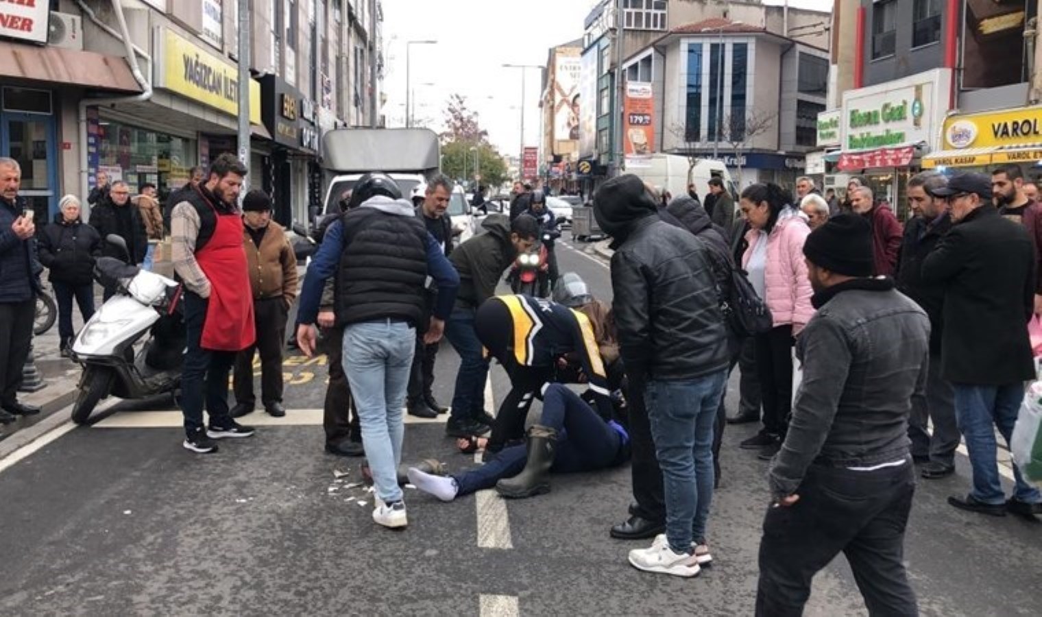 Motosikletin yayaya çarptığı anlar kamerada: 2 yaralı