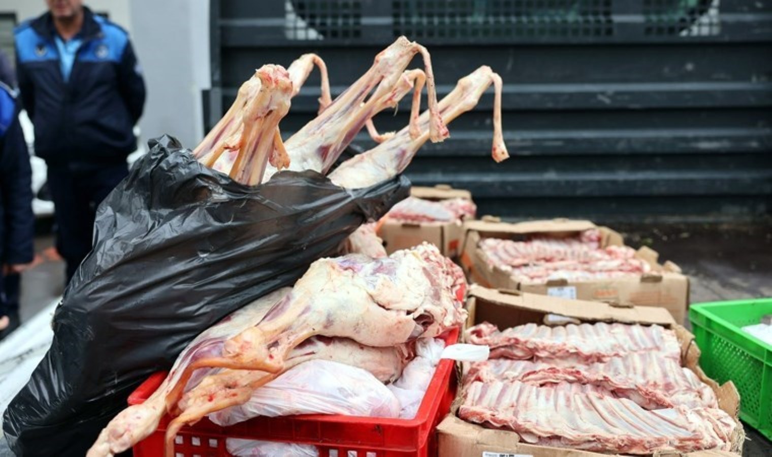 O ilde sağlık skandalı! Yurttaşlara yedireceklerdi: Tam 235 kilo ele geçirildi…