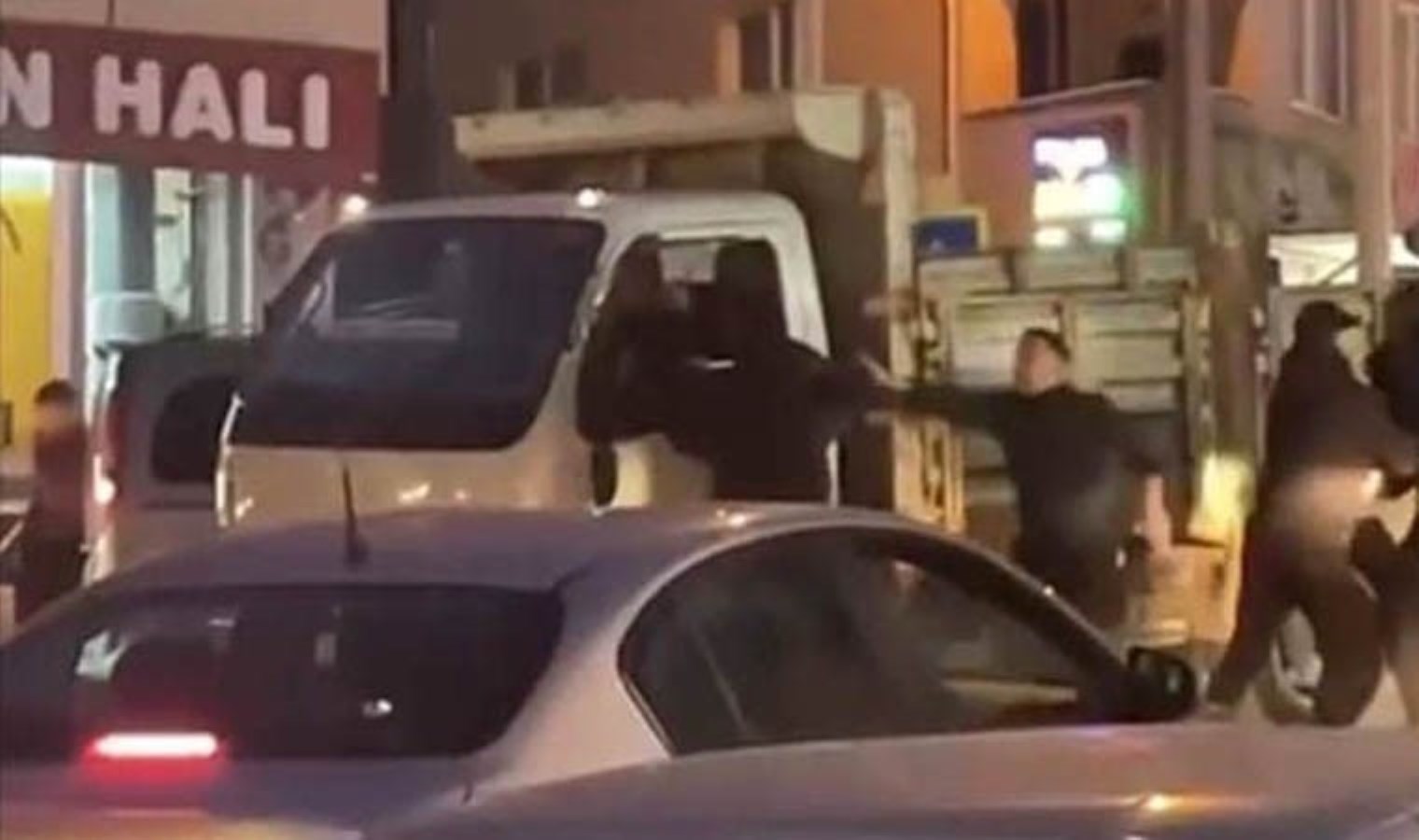 Ortalık savaş alanına döndü… Bursa’da ‘yol verme’ kavgası: Yumruklar havada uçuştu