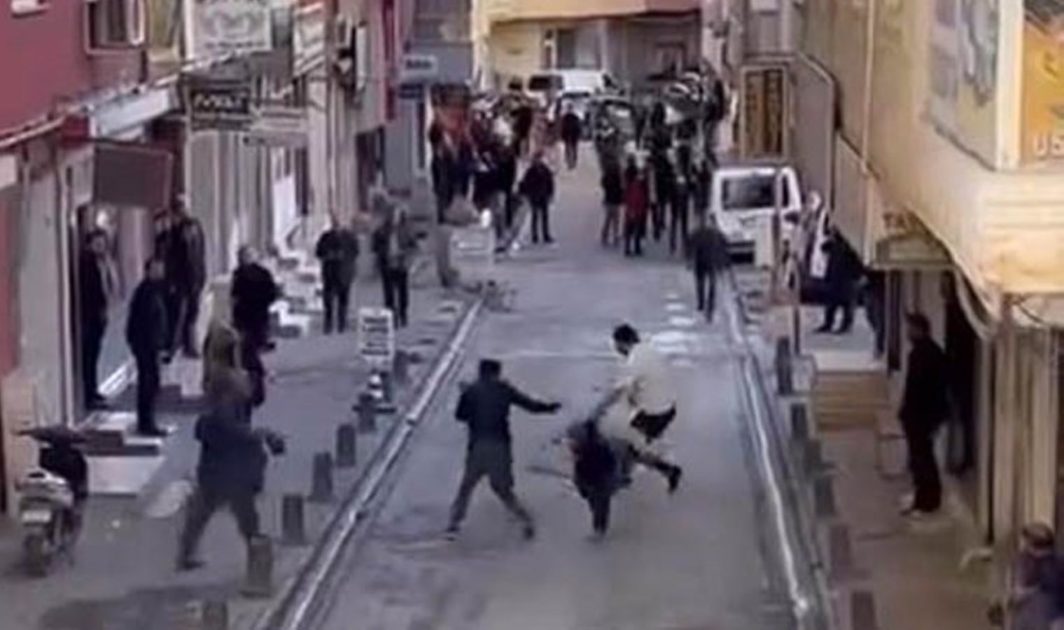 Ortalık savaş alanına döndü! Mardin’de iki grup arasında ‘sopalı’ kavga: 4 yaralı