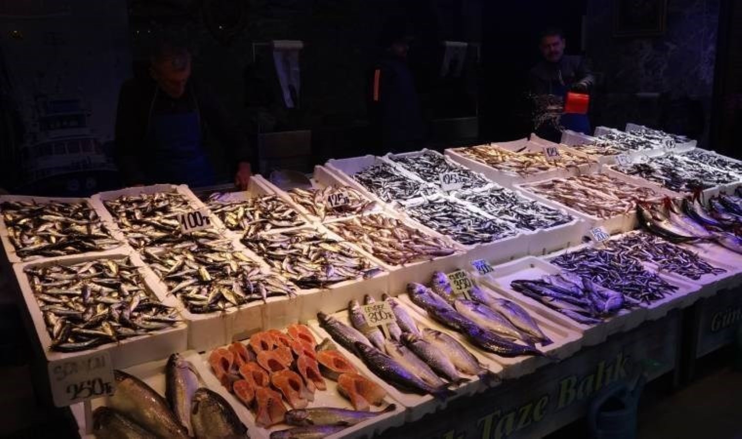 Palamut bitti, hamsi tezgahı doldurdu: Kilosu 150 lira