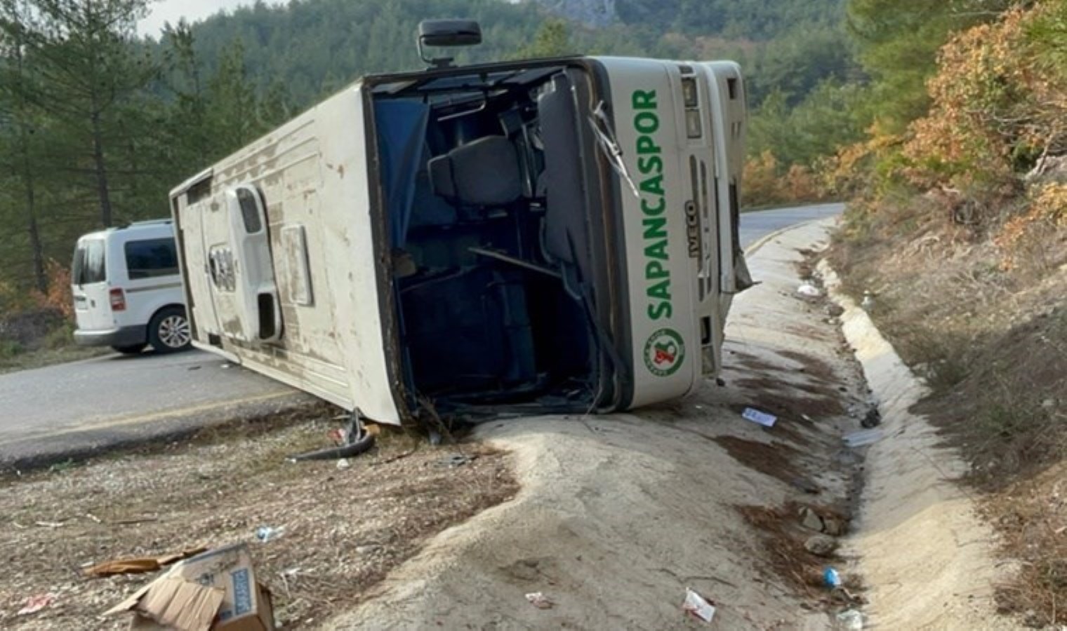 Pamukova’da ilkokul öğrencilerini taşıyan araç devrildi: Çok sayıda öğrenci ve öğretmen yaralı