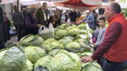 Pazarda alışveriş yapan yurttaş: Akşama kadar bekliyoruz, ikindiden sonra biraz aşağıya çekiyorlar