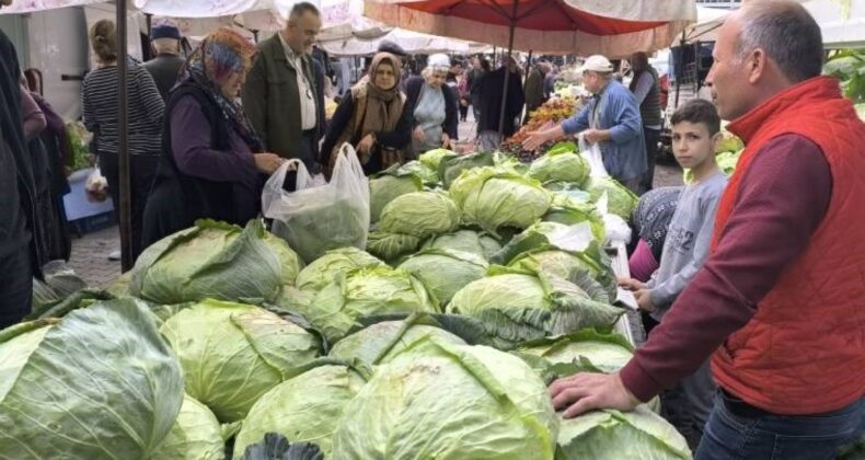 Pazarda alışveriş yapan yurttaş: Akşama kadar bekliyoruz, ikindiden sonra biraz aşağıya çekiyorlar