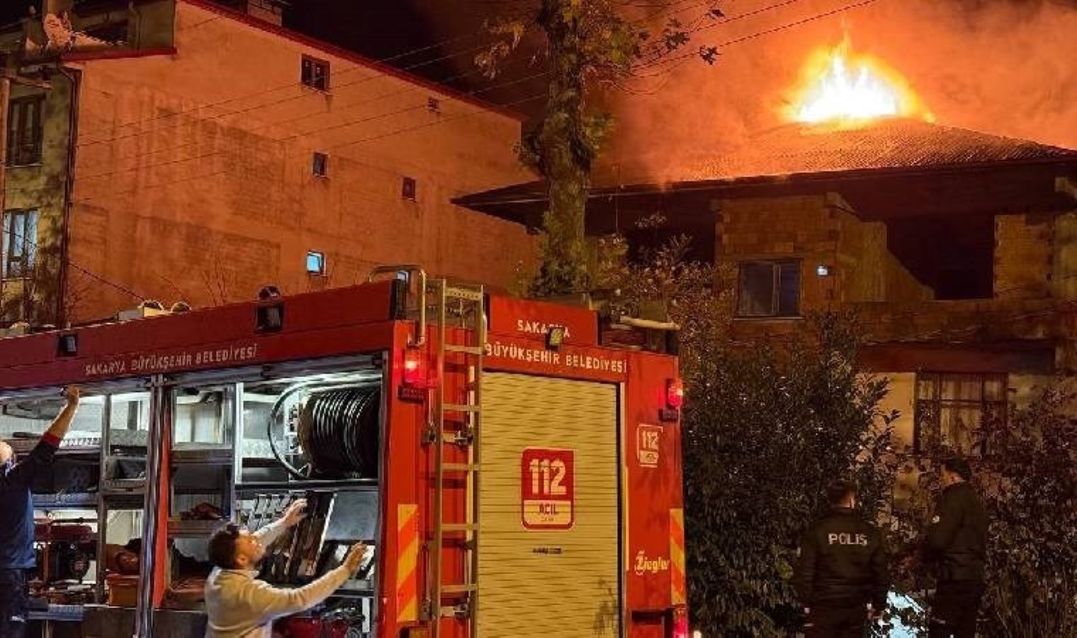 Sakarya’da korkutan yangın… Evin çatısı alev topuna döndü!