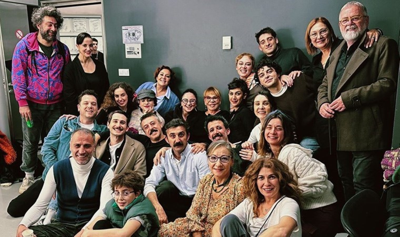 Sezen Aksu, ‘Afife’ oyununu izledi, ekip ile hatıra fotoğrafı çekildi