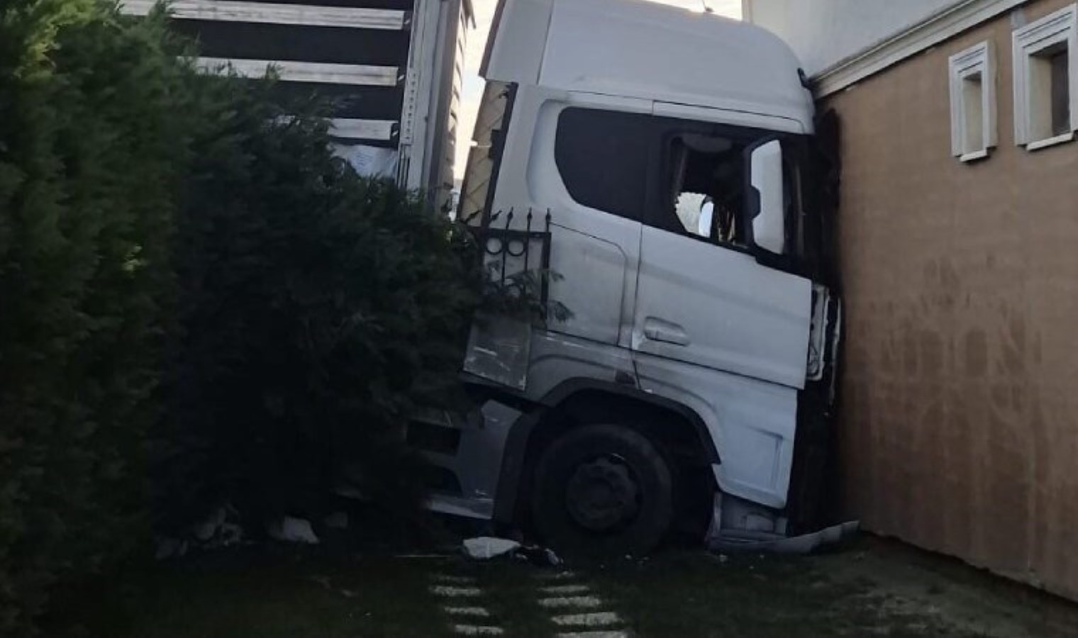 Silivri’de panik anları: Freni boşalan TIR binaya çarptı!