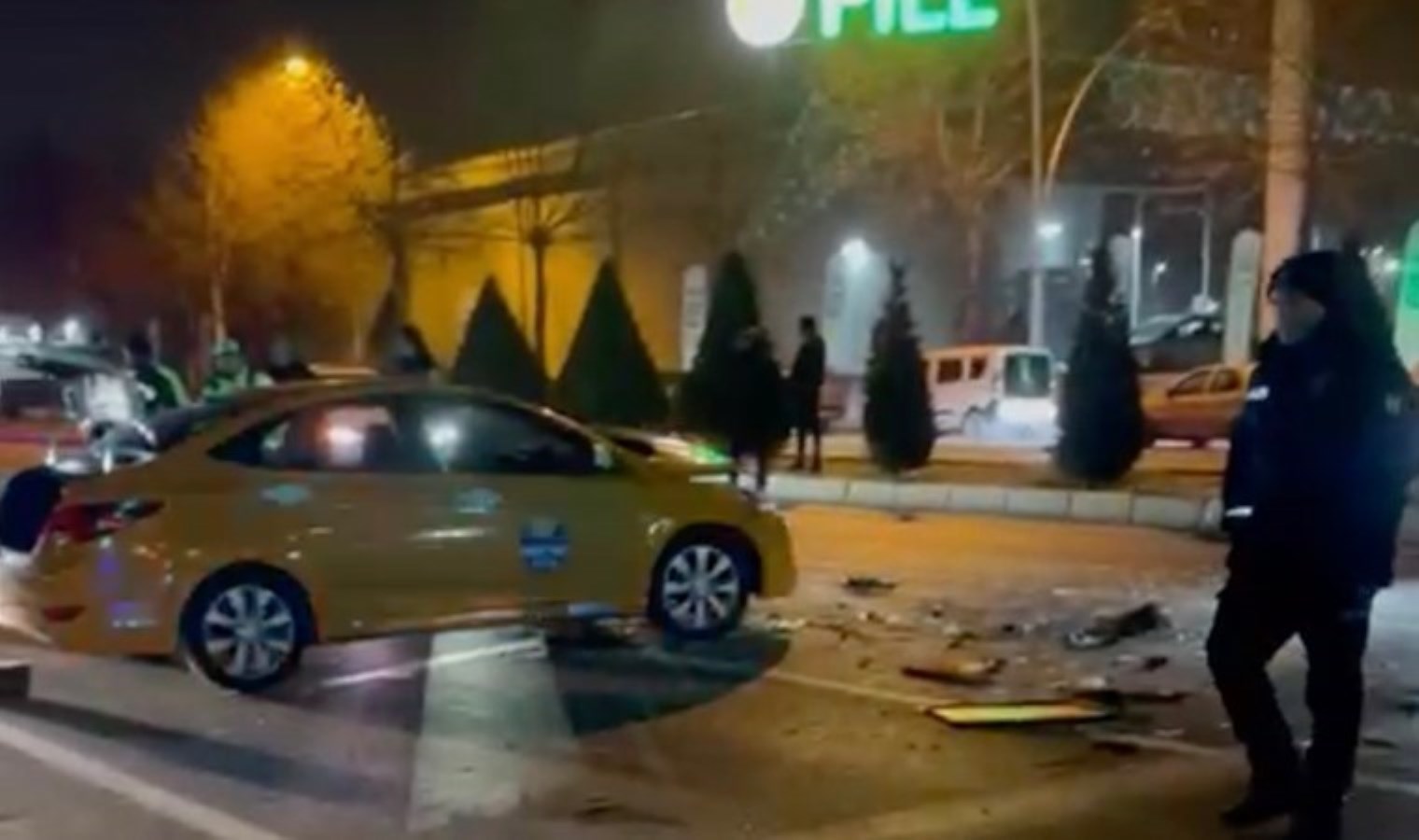 Taksi, kırmızı şıkta bekleyen araçlara çarptı: Yaralılar var…