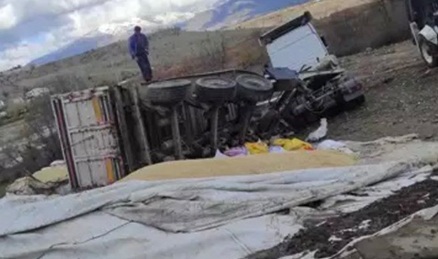 Tonlarca arpa yola saçıldı… Diyarbakır’da TIR’ın dorsesi devrildi!