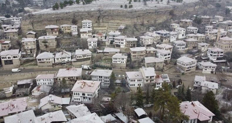 UNESCO kenti Safranbolu’daki tarihi yapılar beyaza büründü