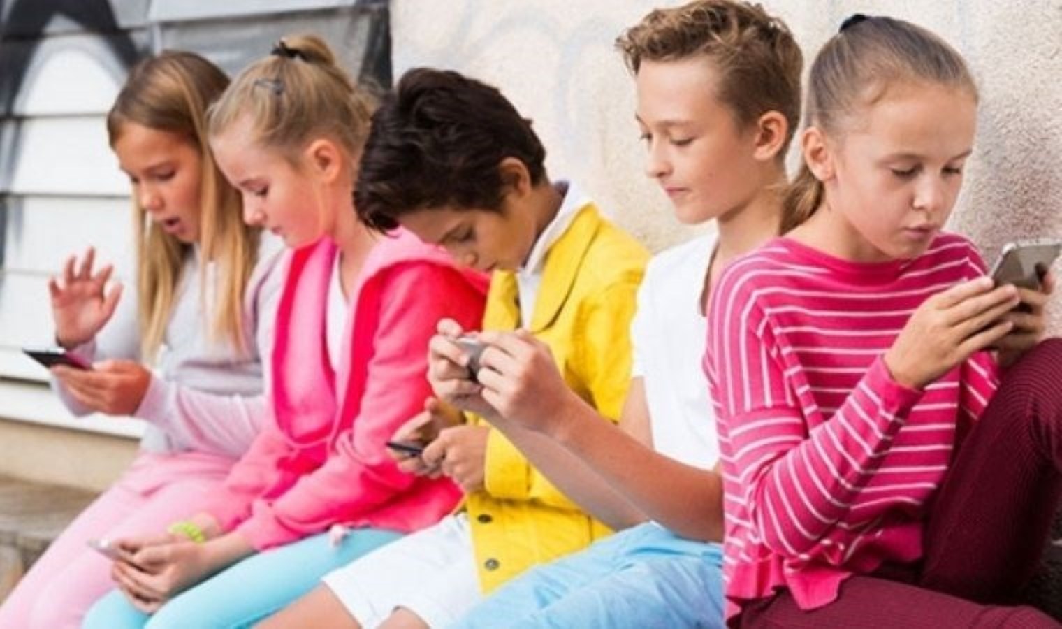 Uzmanlar uyardı: Sosyal medyada çocuk güvenliği yetersiz! Çocukların %22’si yaşını yanlış giriyor!