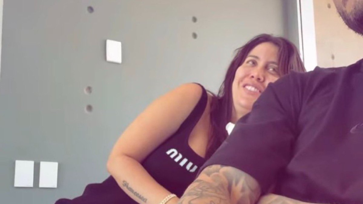 Wanda Nara, makyajsız fotoğraflarına inat yeni kareler yayınladı! Üstsüz ve makyajlı paylaşıma yorum yağdı