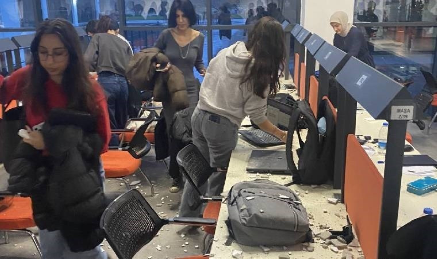 Yıldız Teknik Üniversitesi’nde 9 aylık kütüphanenin tavanı çöktü