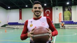 16 aylıkken omurilik felci geçirdi, basketbolla hayata tutundu