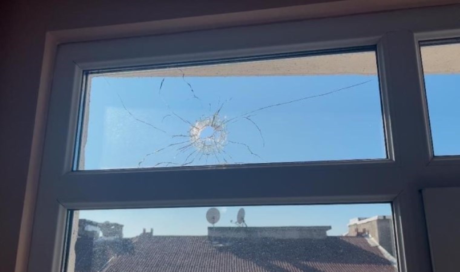 16 yaşındaki çocuk ölümden döndü… İstanbul’da bir eve maganda kurşunu isabet etti!