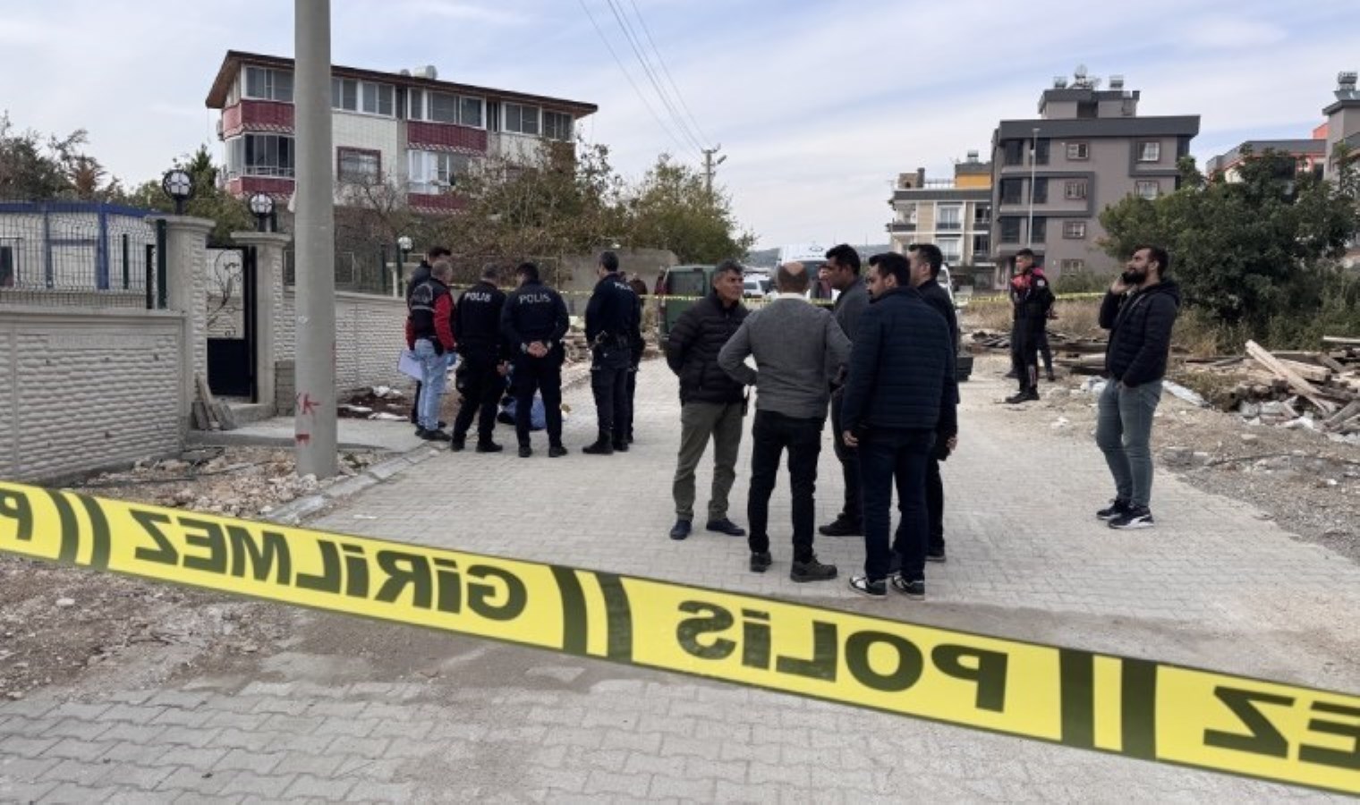 2 gün, 2 cinayet! Mersin’de aile katliamı: Eşini ve oğlunu katletti, intihara kalkıştı!