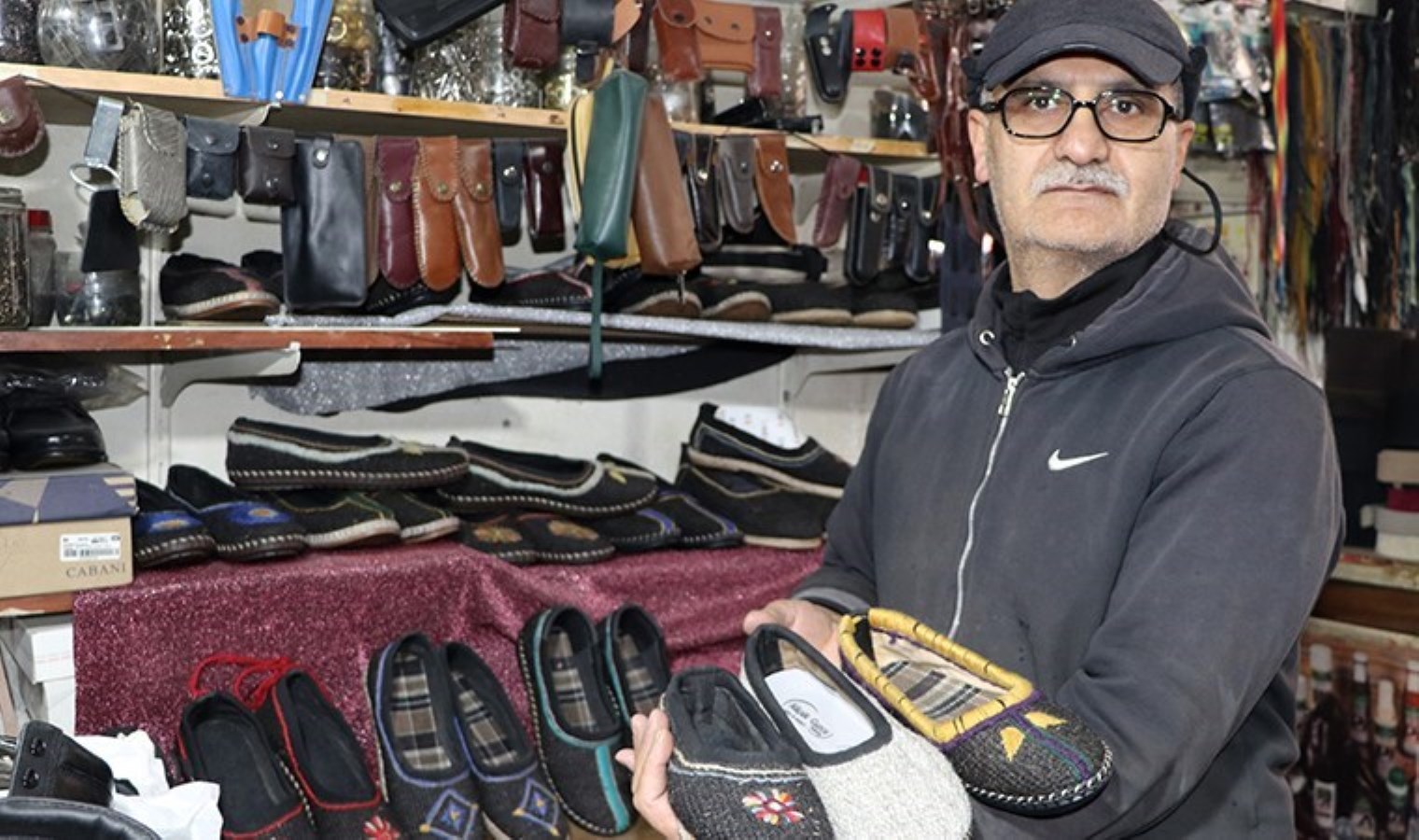 20 metrekarelik atölyesinde ürettiği ayakkabıları Avrupa’ya gönderiyor