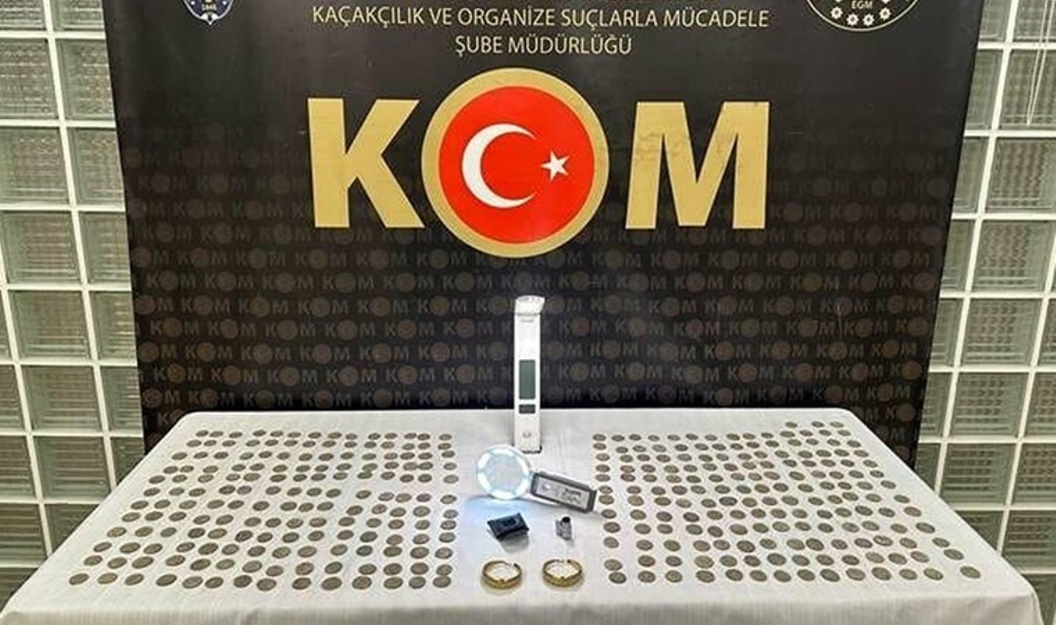 339 sikke, 2 küpe, 1 minyatür mikroskop… Manisa’da ‘tarihi eser’ operasyonu: 4 gözaltı