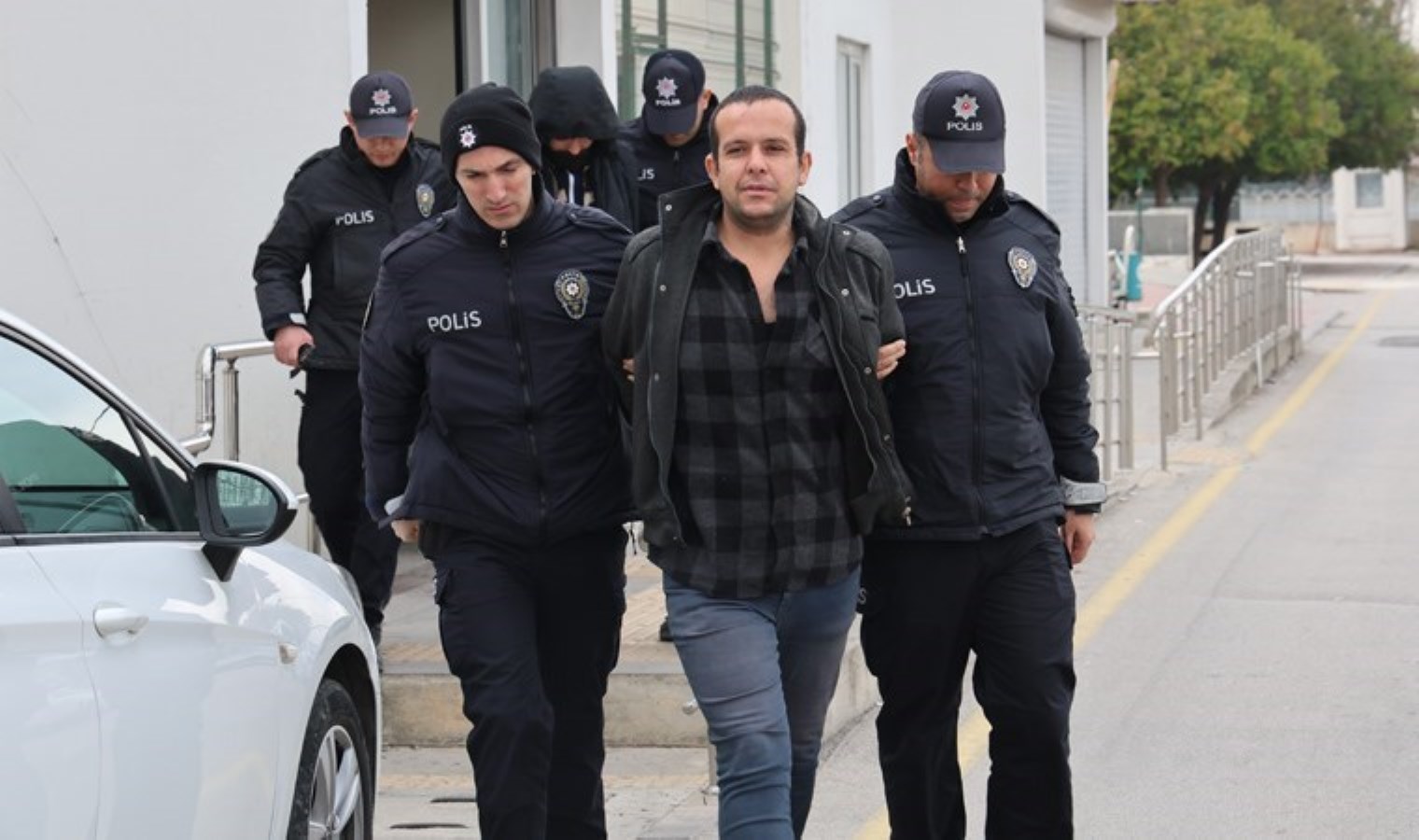 35 aracın lastiğini patlattılar! Savunmaları pes dedirtti: ‘Kafamız güzeldi, hatırlamıyoruz…’