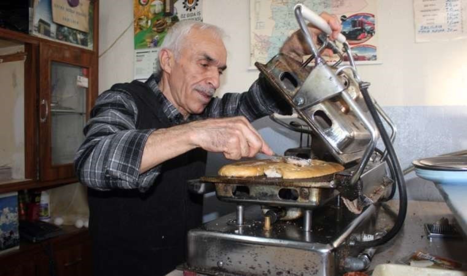 40 yıllık esnaftan akılalmaz tost fiyatı: 10 TL’ye satıyor