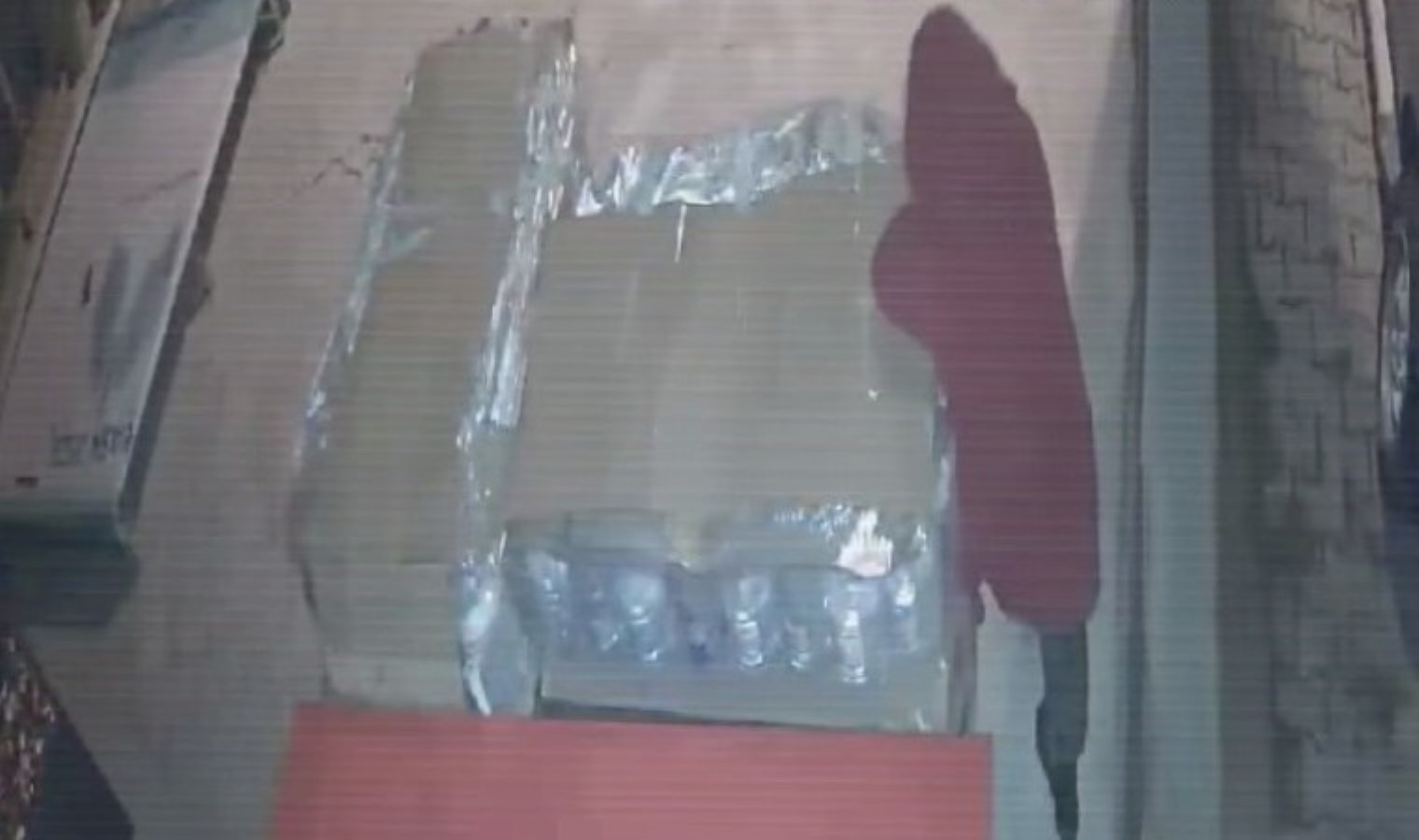 8 şişe su çalan kadına market sahibinden çağrı: ‘Suları taşı, bedava veririm’