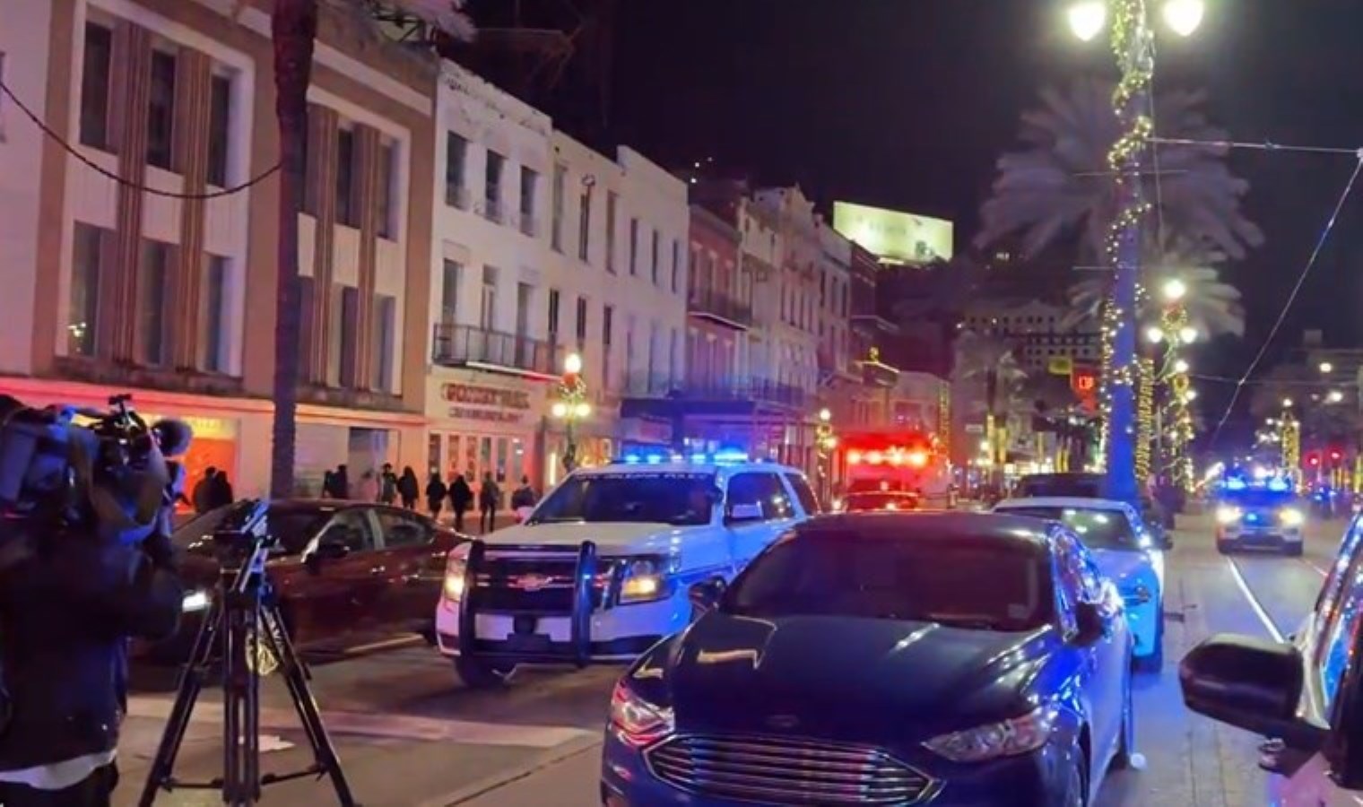 ABD’de araç kalabalığın arasına daldı! Çok sayıda ölü ve yaralı var…