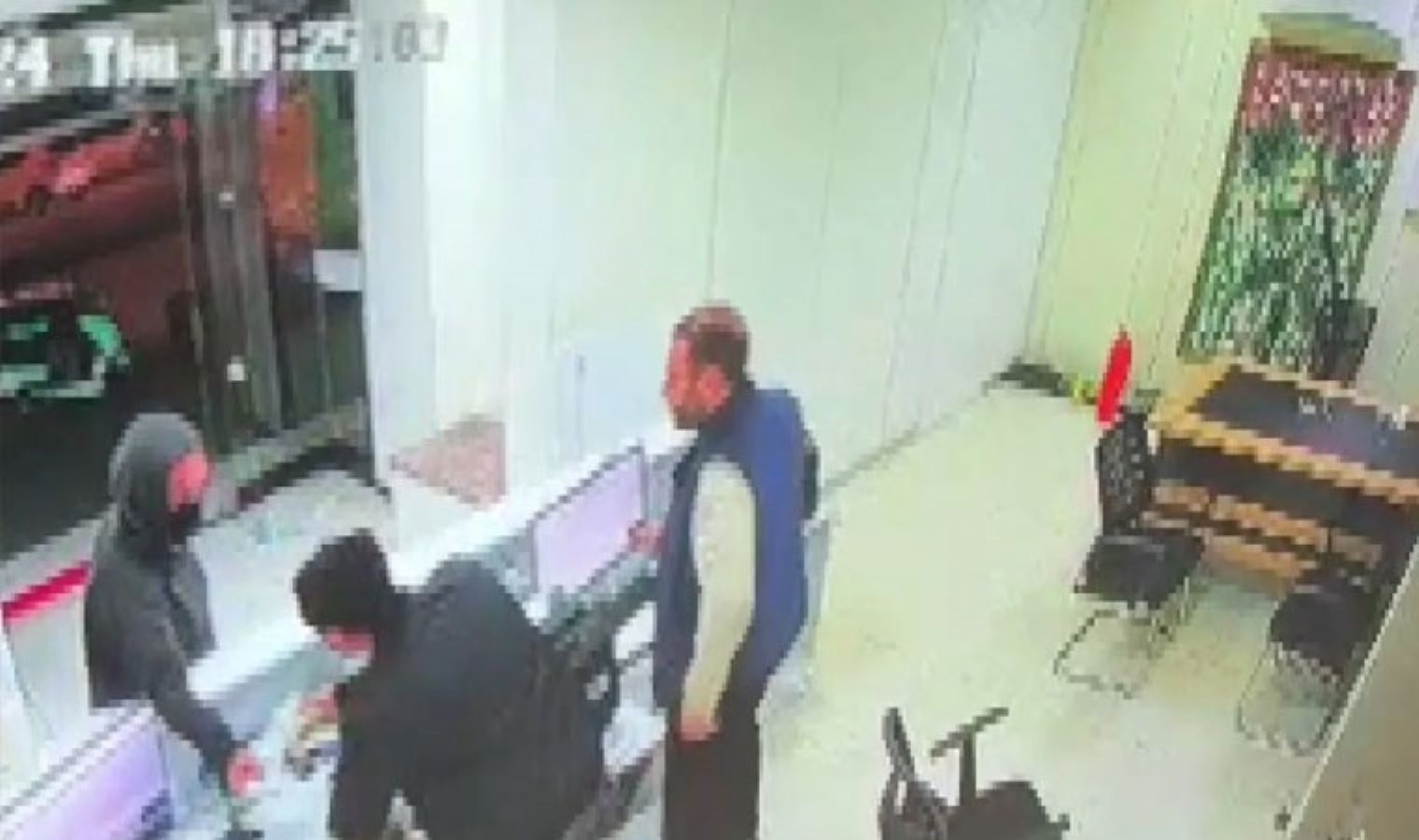 Adana’da ‘cerrahi maskeli’ döviz bürosu soygunu… Çalışan rehin alındı