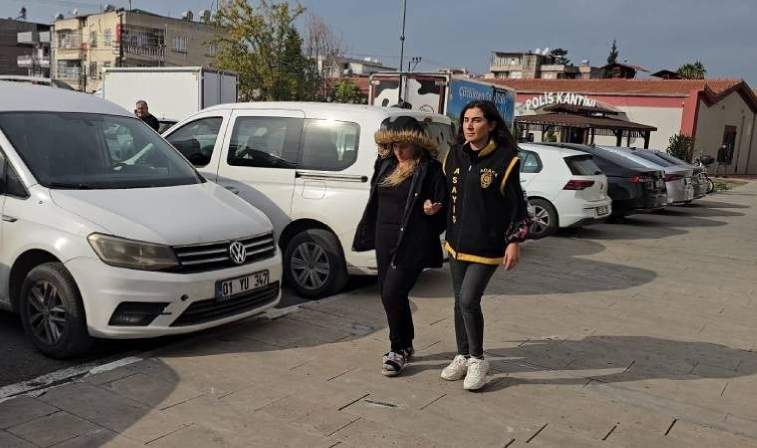 Adana’da evlerden ziynet eşyası çalan zanlı tutuklandı