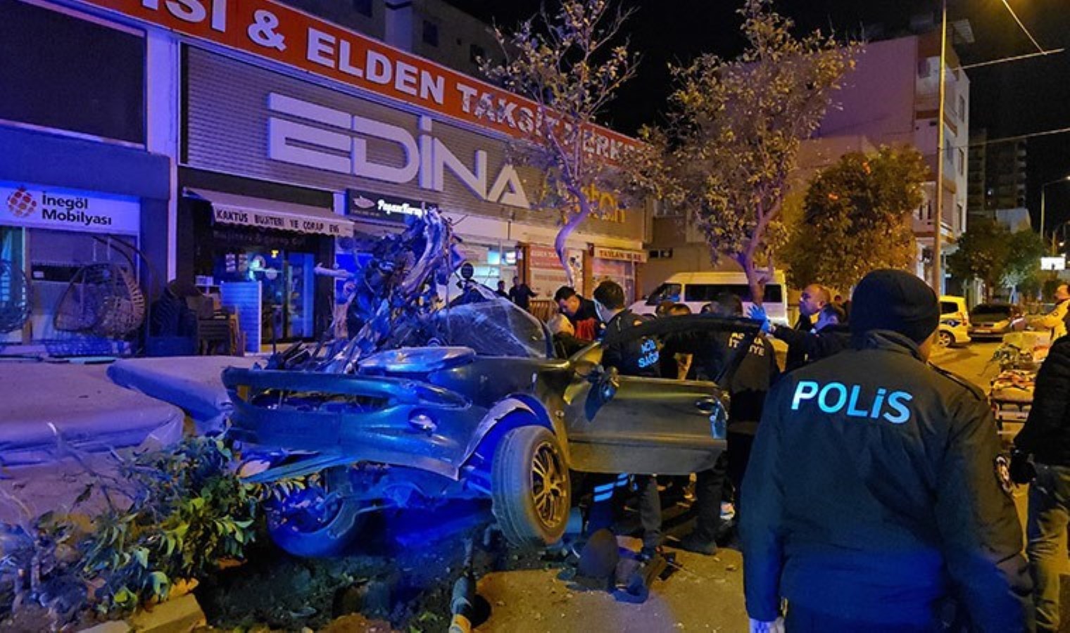 Adana’da ortalık savaş alanına döndü: Otomobil, ağaçlara ve park halindeki araca çarptı!