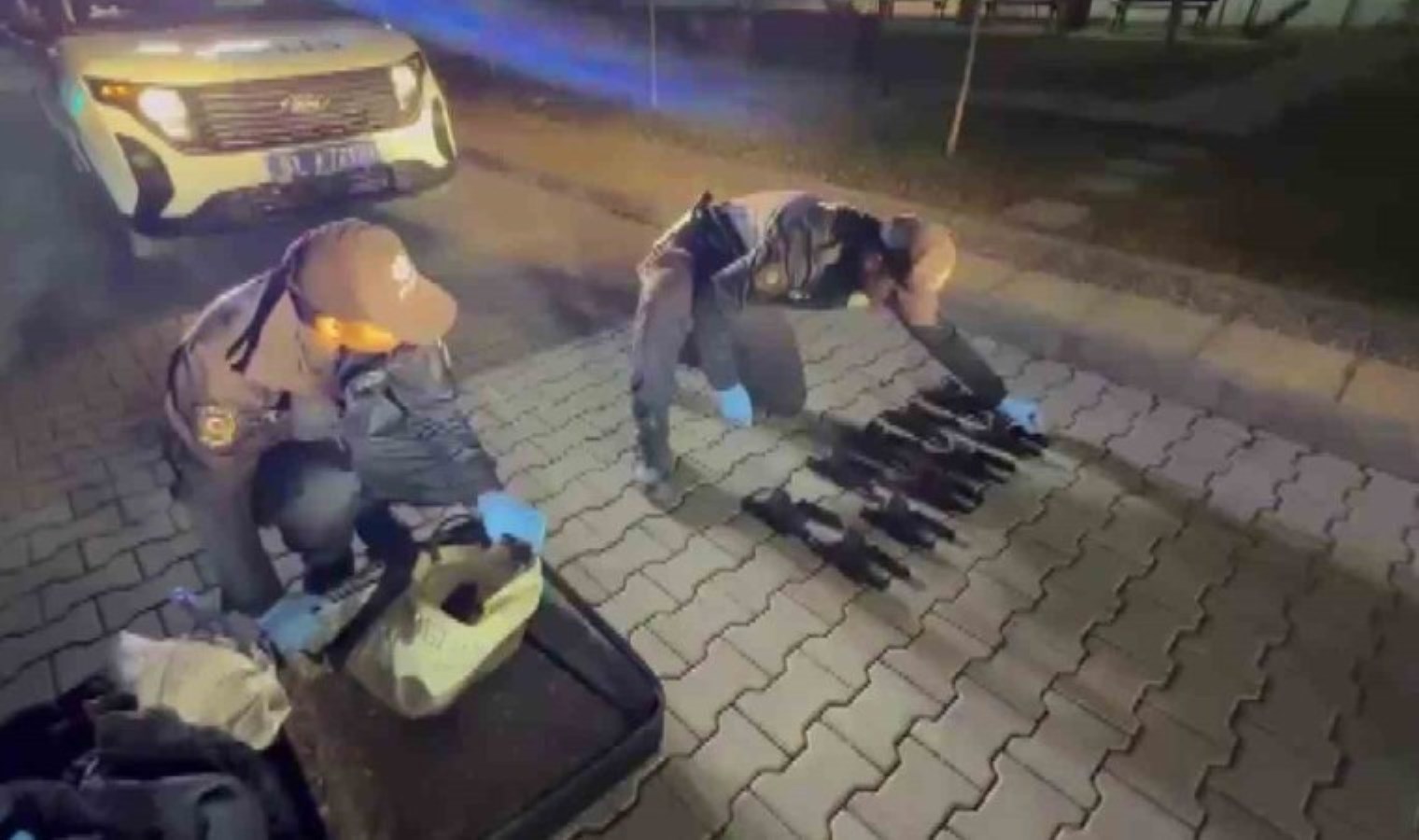 Adana’da yolcunun bavulundan 15 ruhsatsız tabanca çıktı