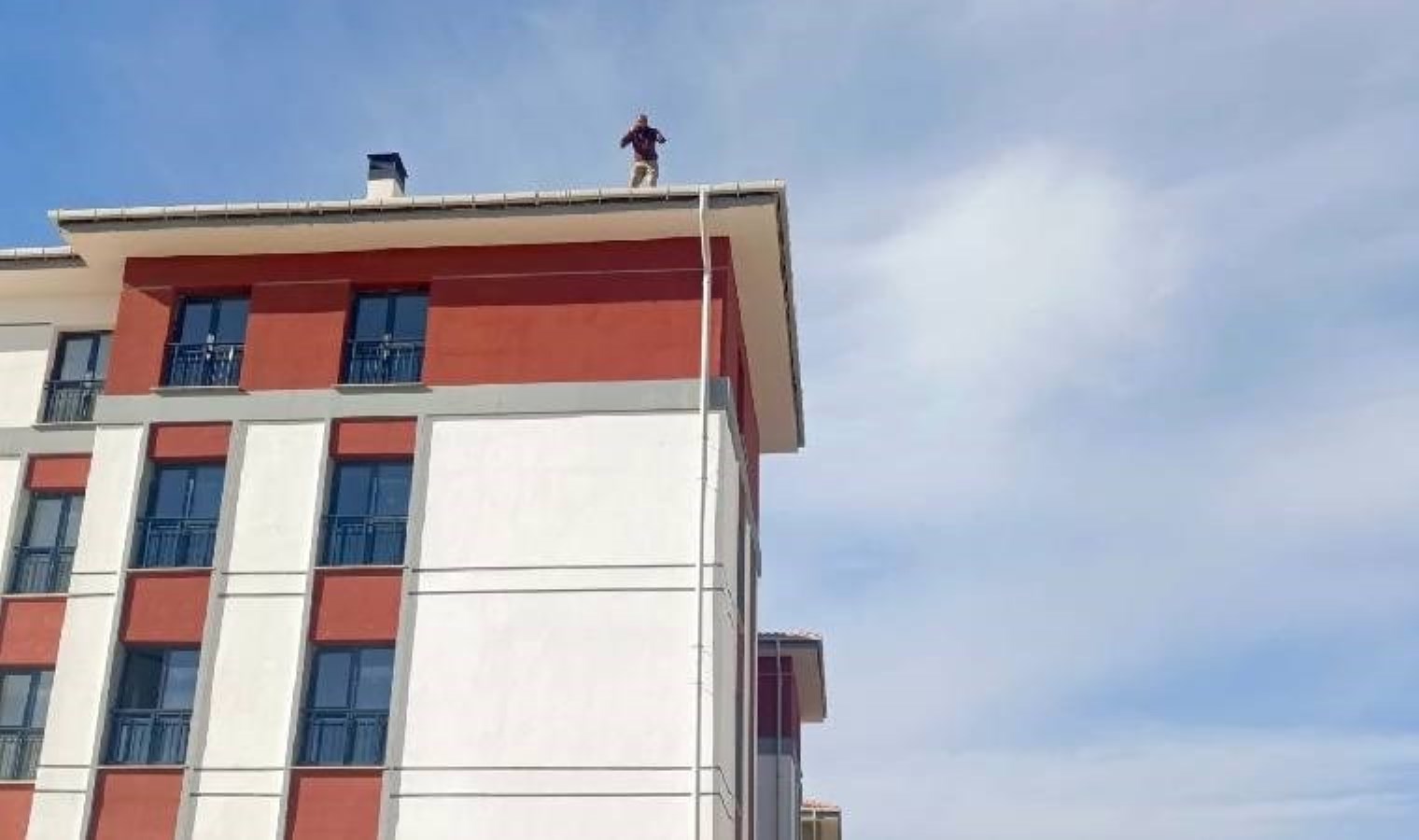 Adıyaman’da maaşını alamayan işçi çatıya çıktı!