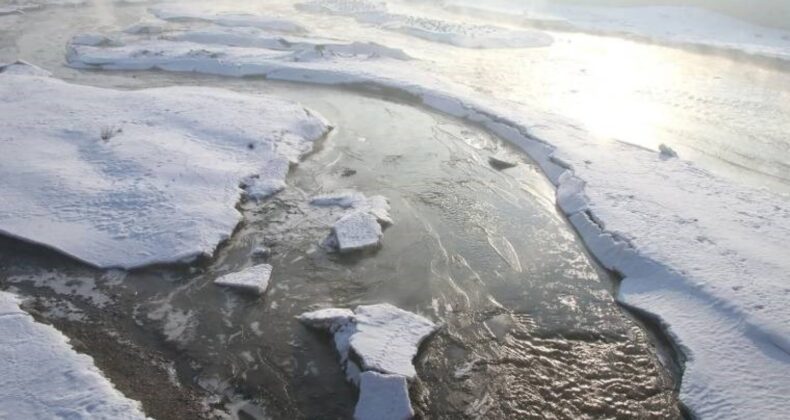 Ağrı’da ilginç manzaralar… Murat Nehri’nden buz kütleleri aktı