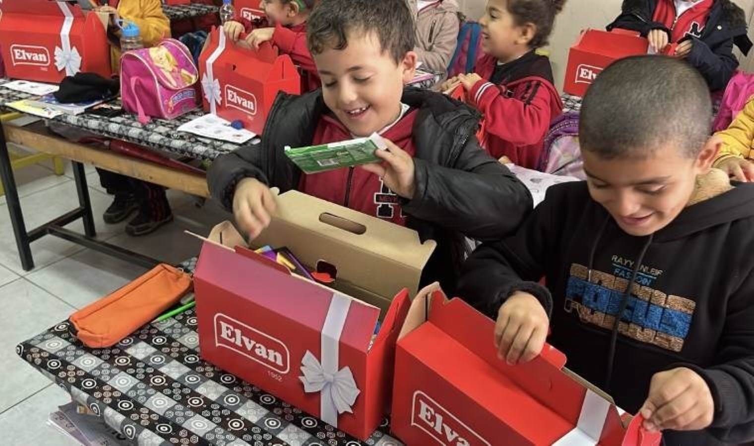 AHBAP ve Elvan Gıda depremzede öğrencileri unutmadı