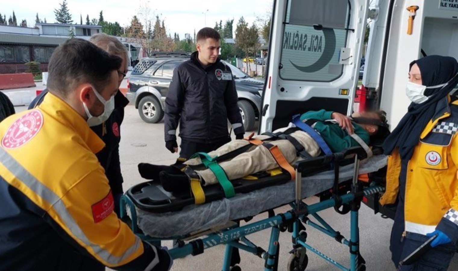 Ailesi izin vermeyince… 15 yaşındaki çocuk balkondan atladı!