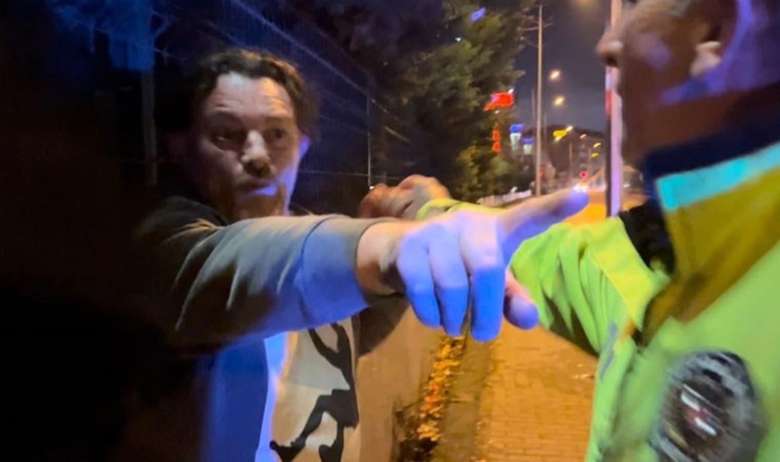 Alkollü yolcudan polise tehdit: ‘Haritadan yer beğenin’