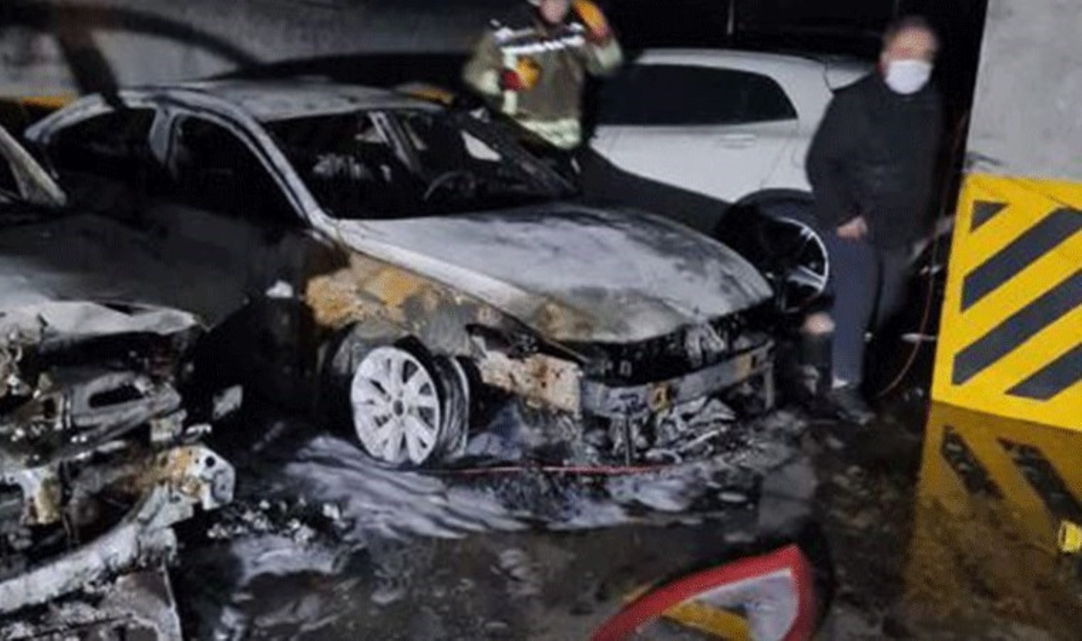 Ankara’da site otoparkında 5 otomobil yandı