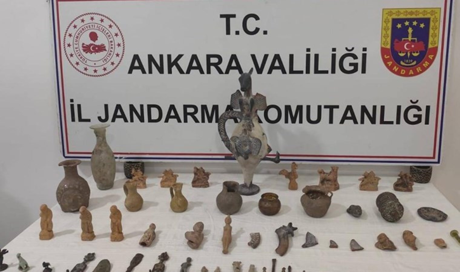 Ankara’da ‘tarihi eser’ kaçakçılığı operasyonu: 69 obje ele geçirildi