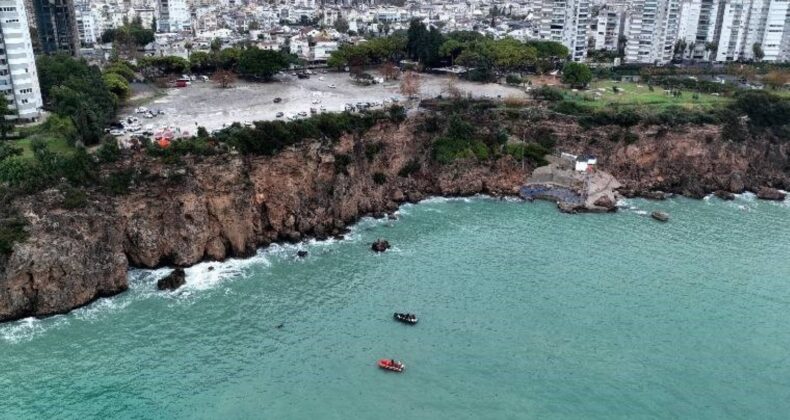 Antalya’da falezlerden denize düşen araç mıknatısla aranıyor!