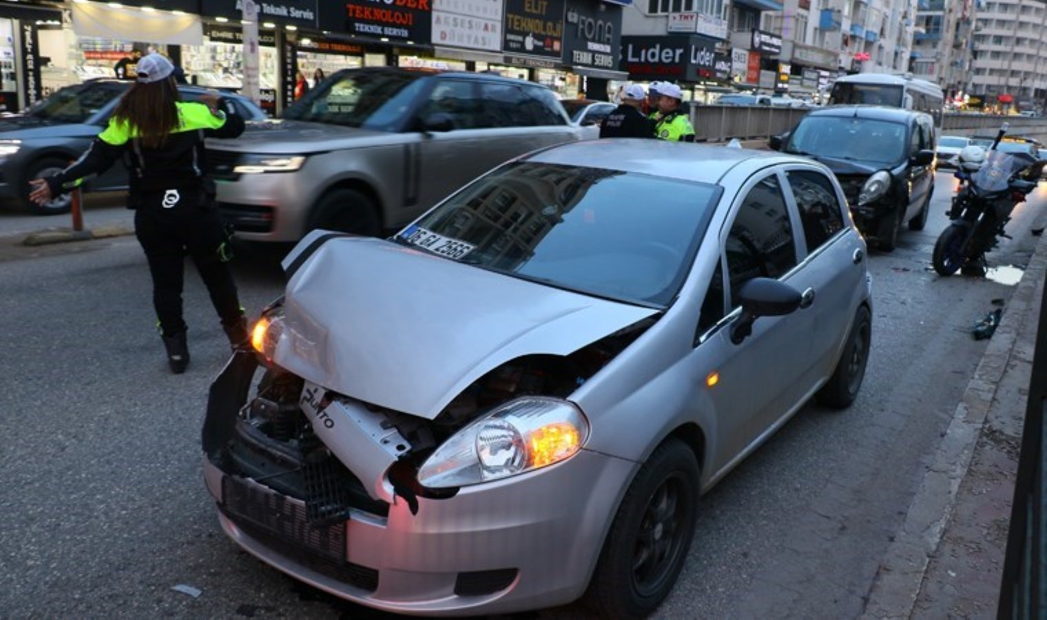 Antalya’da trafiği kilitleyen kaza: 3 araç birbirine girdi!