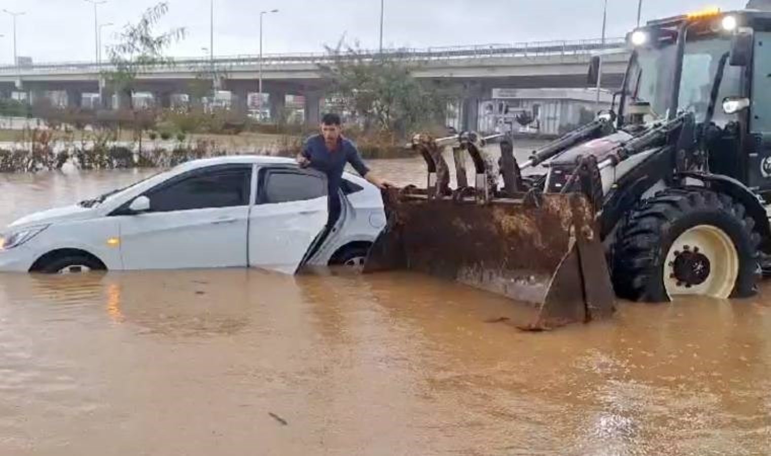 Antalya’yı sağanak vurdu… Göle dönen yollarda mahsur kaldılar!