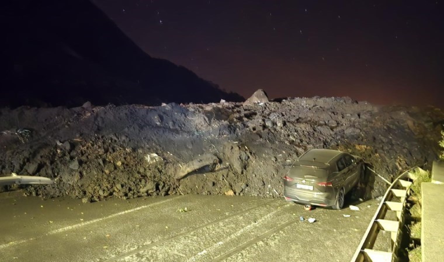 Artvin’de heyelan: Kritik yol trafiğe kapandı!