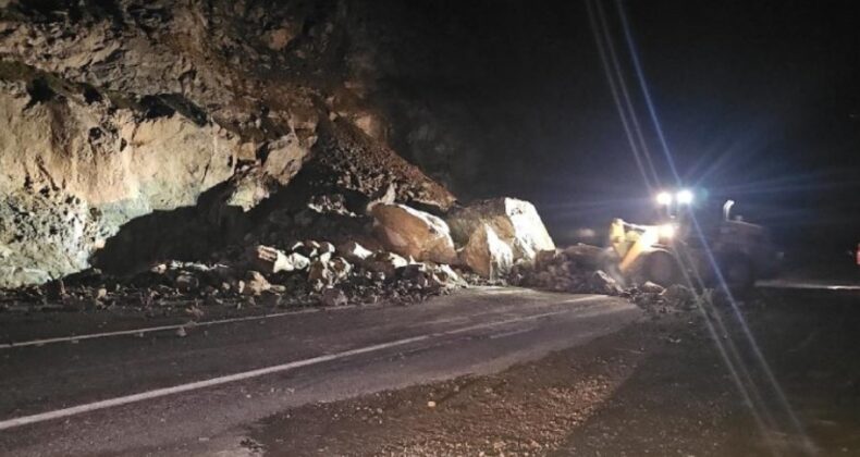 Artvin’de heyelan ulaşımı felç etti!