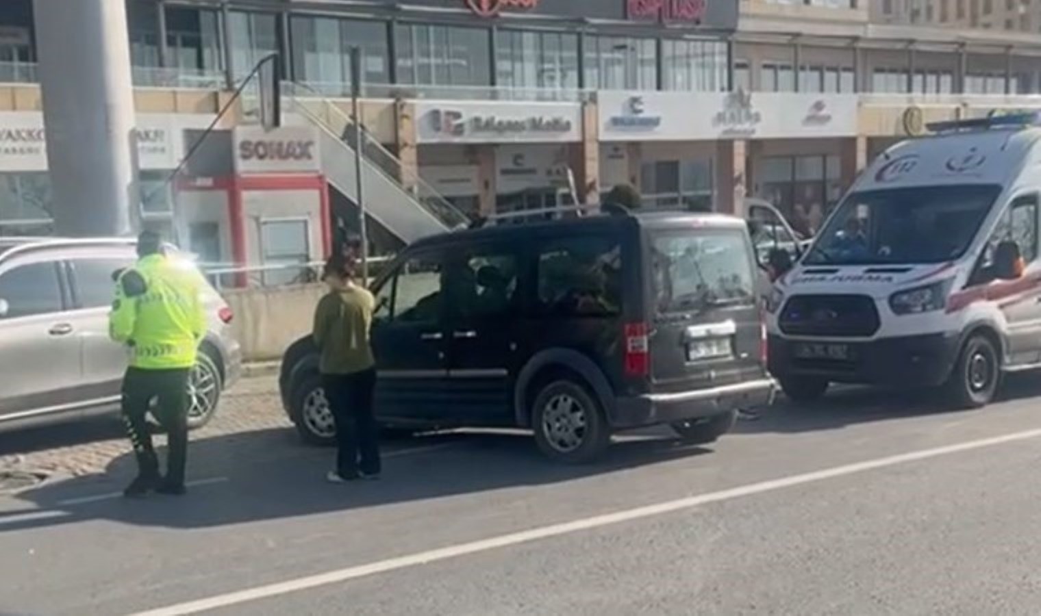 Avcılar’da ‘ters yön’ tartışmasında kan aktı: Kadın sürücü kolundan bıçaklandı