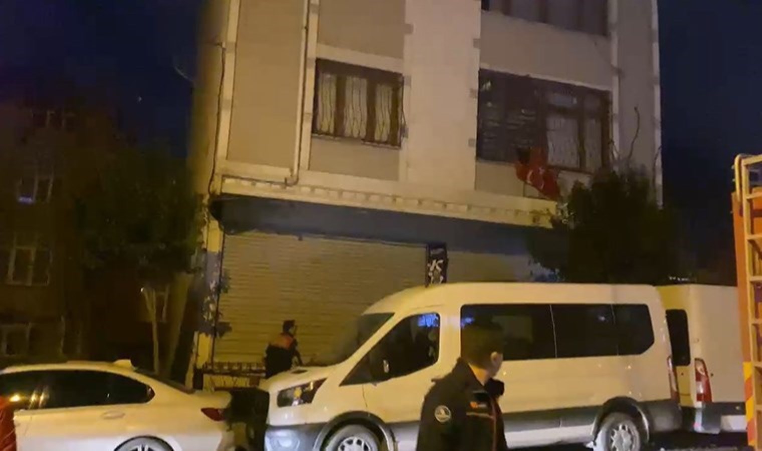 Avcılar’da uyuşturucu satıcılarına film gibi operasyon: 2 şüpheli binadan atladı!