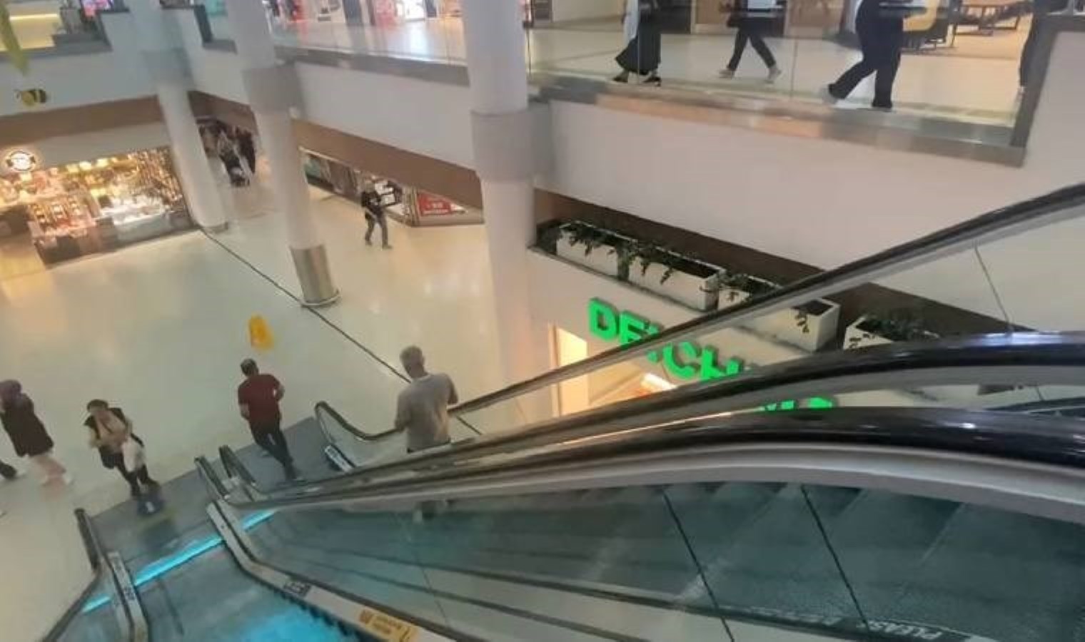 AVM’de yürüyen merdivenden düşen kadın hayatını kaybetti