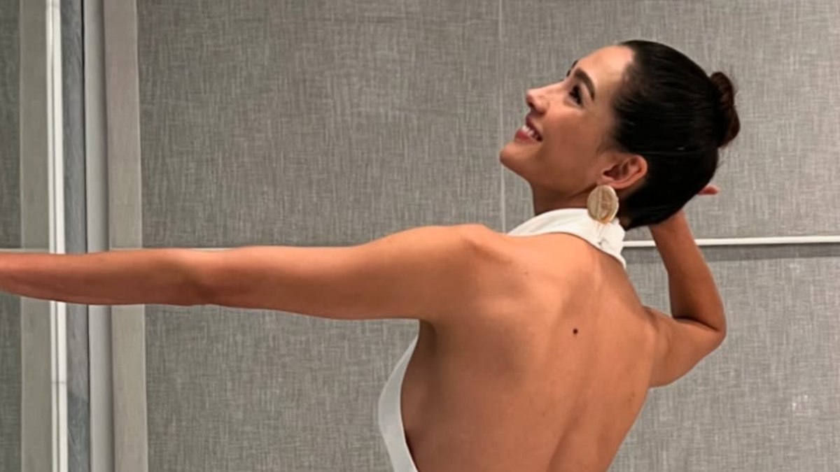 Aybüke Pusat beyaz elbisesiyle mest etti! “Beyaz melek”