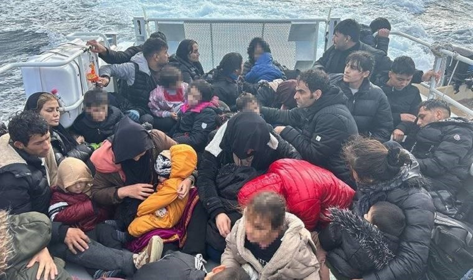 Ayvacık’ta can pazarı… 76 kaçak göçmen kurtarıldı: Aralarında çocuklar da var!