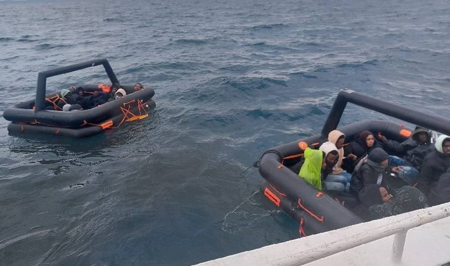 Ayvalık’ta can pazarı… 62 düzensiz göçmen kurtarıldı!