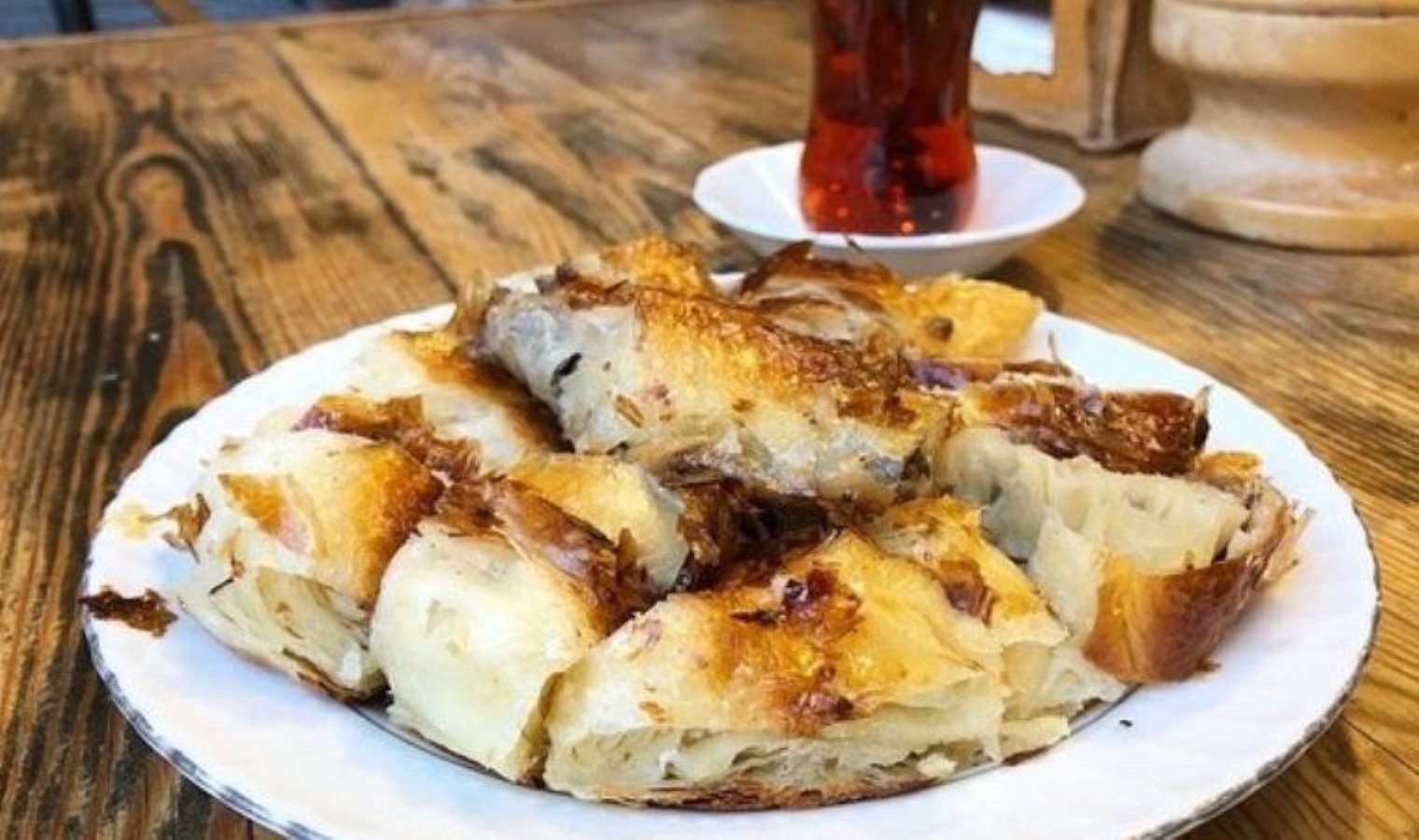 Bakanlık açıkladı… Ünlü börekçide skandal: Sakatat ve tek tırnaklı hayvan eti tespit edildi!